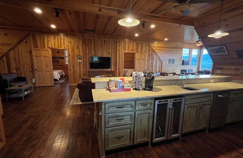 Dahlonega Cabin | Scenic Mountain Retreat with Hot Tub & Wineries Nearby