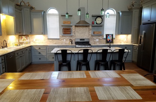 Tie Plant House | Discover BIG OAKS LODGE: Family-Friendly Retreat Awaits