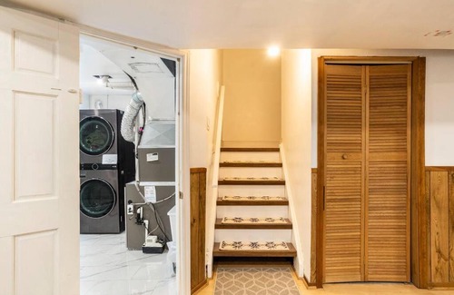 Eringate House | Convenient Oasis Studio Close to Airport YYZ, Rated 9/10