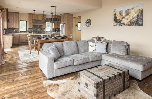 Big Sky House | Family-Friendly Retreat at Big Pine Chalet Awaits You