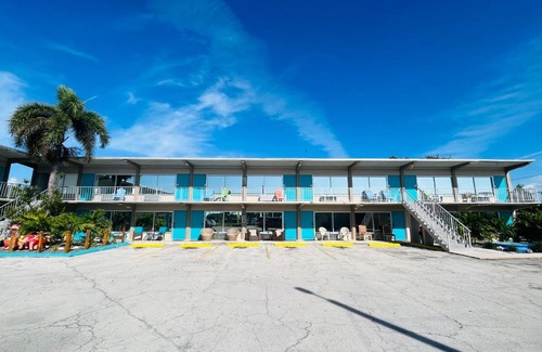 Big Pine Key Hotel | Family-Friendly Retreat at Big Pine Key Motel with Dining