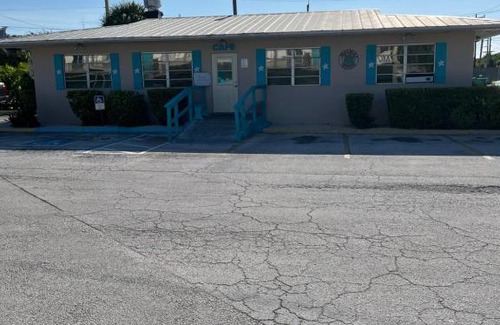 Big Pine Key Hotel | Family-Friendly Retreat at Big Pine Key Motel with Dining