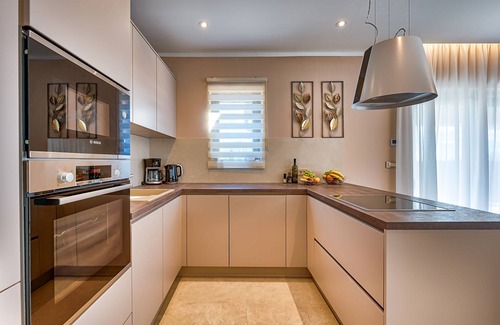 Kapelica Villa | Family-Friendly Hotel with Pool and Pet Amenities