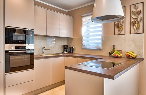 Kapelica Villa | Family-Friendly Hotel with Pool and Pet Amenities