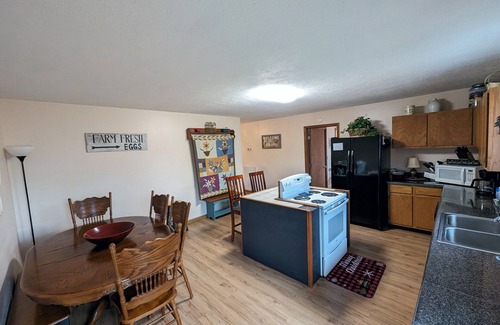 Lupton City Cottage | Big Porch Cottage: Ideal Family Retreat with Nature & Comfort