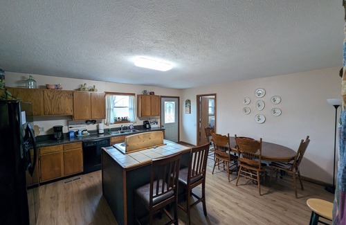 Lupton City Cottage | Big Porch Cottage: Ideal Family Retreat with Nature & Comfort