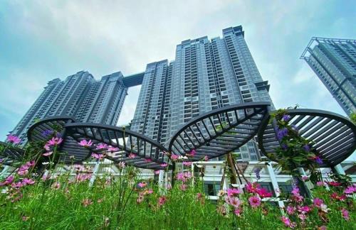 Van Giang Apartment | Scenic River View Apartment with Pool & Breakfast Included