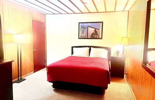 Laurel Hotel | Big Red motel