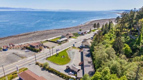 Campbell River Hotel | Family-Friendly Stay at Big Rock Motel - Rated 7.8/10