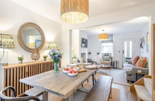 Lowestoft House | Discover Big Skies: Family-Friendly Retreat Awaits!