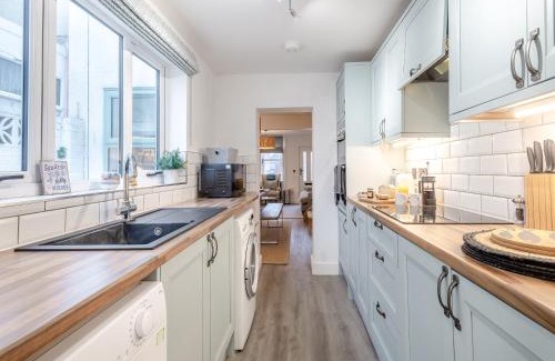 Lowestoft House | Discover Big Skies: Family-Friendly Retreat Awaits!