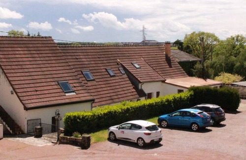 Le Breuil Apartment | Inviting Garden View Studio with Pet-Friendly Amenities