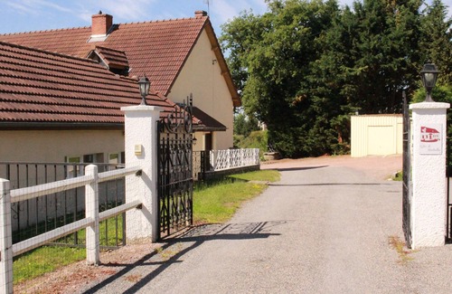 Le Breuil Apartment | Inviting Garden View Studio with Pet-Friendly Amenities