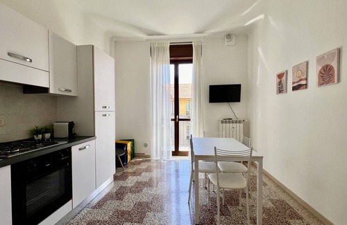 Acquabella Apartment | Modern BIG Studio Goldoni Near Duomo & M4 Airport Access