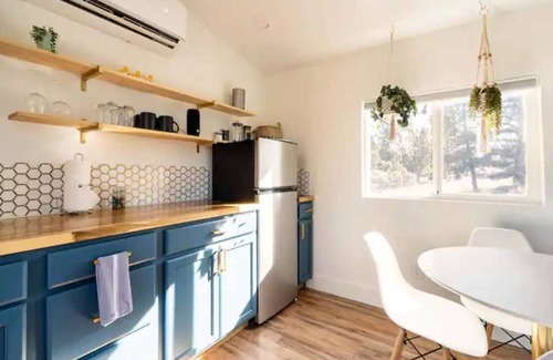 Bend House | Delightful Tiny House with Full Kitchen and Yard Space