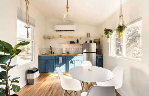 Bend House | Delightful Tiny House with Full Kitchen and Yard Space
