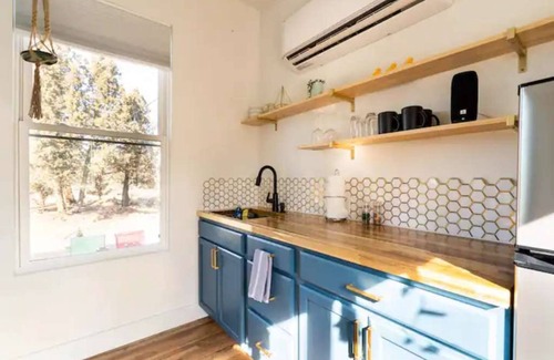 Bend House | Delightful Tiny House with Full Kitchen and Yard Space