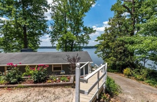 Valley House | Scenic Lake Harding Getaway with Pool & Breakfast Included