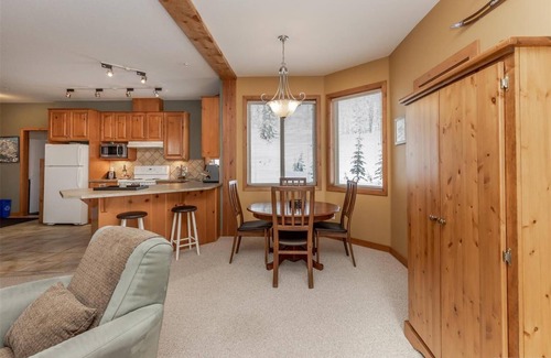 Big White Ski Resort House | Premier Big White Hotel with Pool and Spa Amenities