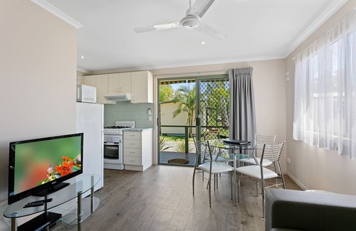 Moama Cabin | Relax at Murray River Holiday Park with Pool & Ocean Views