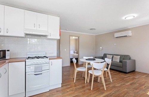 Moama Cabin | Relax at Murray River Holiday Park with Pool & Ocean Views