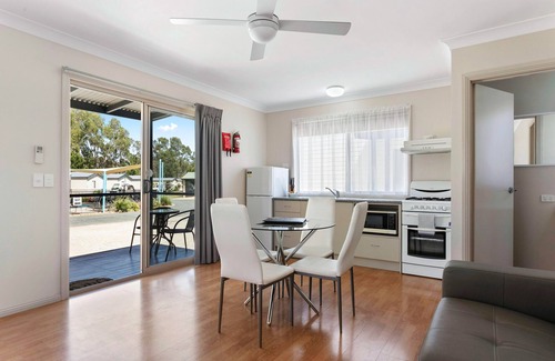 Moama Cabin | Relax at Murray River Holiday Park with Pool & Ocean Views