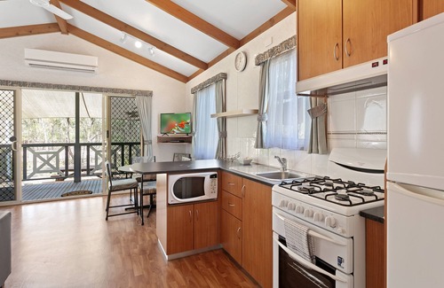 Moama Cabin | Relax at Murray River Holiday Park with Pool & Ocean Views
