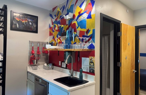 Pacific Hotel | Ideal Retreat for 7 Near Six Flags with Pool & Breakfast