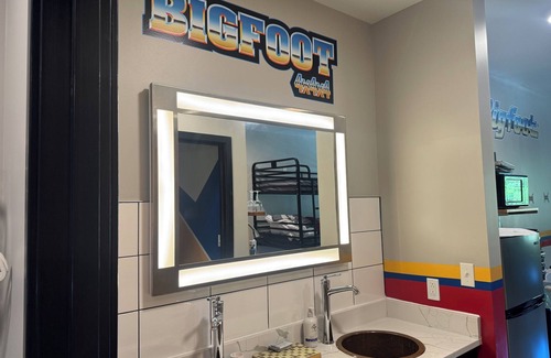 Pacific Hotel | Ideal Retreat for 7 Near Six Flags with Pool & Breakfast