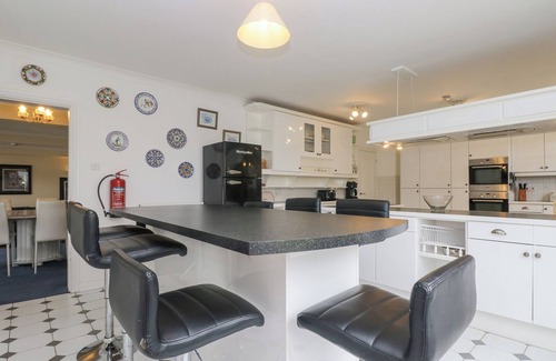 Dartmouth Cottage | Pet-Friendly Bight Boathouse - Country Cottage Retreat