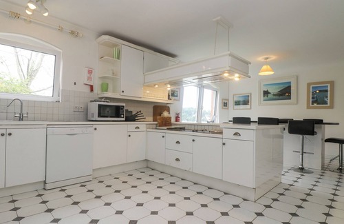 Dartmouth Cottage | Pet-Friendly Bight Boathouse - Country Cottage Retreat