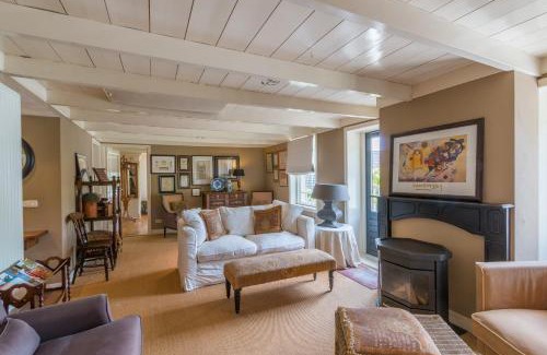 Sleeuwijk Bed & Breakfast | Bij Janneke: Family-Friendly Retreat with Hot Tub & Breakfast