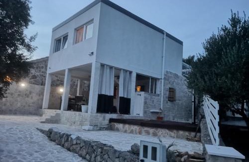Drvenik Mali House | Bijela kuča: Family-Friendly Retreat with Oceanfront Views