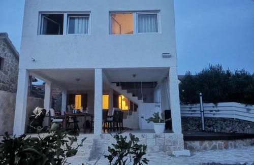 Drvenik Mali House | Bijela kuča: Family-Friendly Retreat with Oceanfront Views