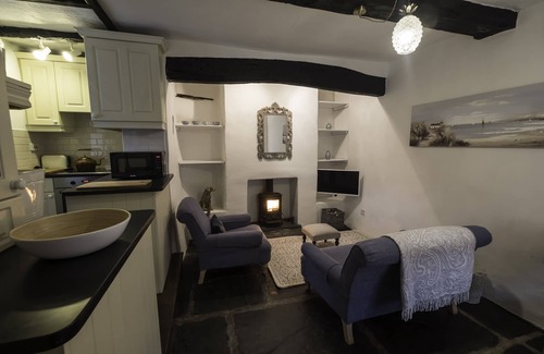 Troutbeck Bridge Cottage | Bijou 17th Century Cottage: Pet-Friendly with Pool & Breakfast
