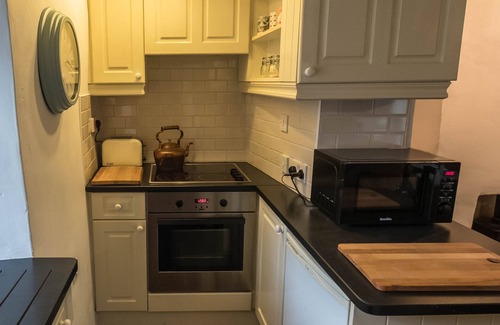 Troutbeck Bridge Cottage | Bijou 17th Century Cottage: Pet-Friendly with Pool & Breakfast