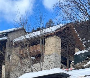 Vna Ski Chalet | Bijoux Retreat in the Scenic Swiss Mountains - Rated 9.7/10
