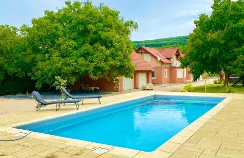 Kereki Villa | Discover Bikeaway Guesthouse: Pet-Friendly Retreat with Hot Tub