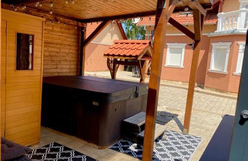 Kereki Villa | Discover Bikeaway Guesthouse: Pet-Friendly Retreat with Hot Tub
