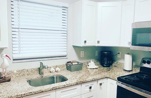 Ozona Villa | Experience Bikes, Beaches & Downtown Vibes in Florida