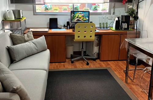 Deustuko San Pedro-Erribera Condo | Modern Bilbao Deusto: 3 Bedrooms, Free Garage & Wifi