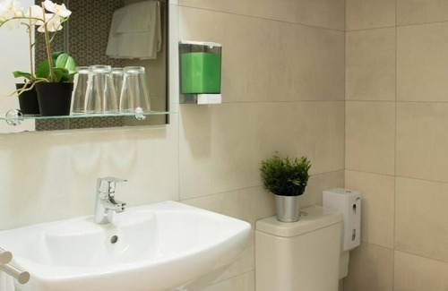 Zorrotza House | Eco-Friendly Stay at Bilbao Rooms & Kitchen Zorroza