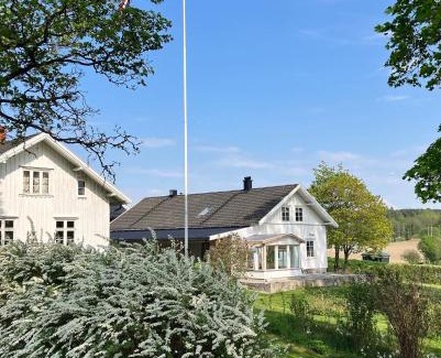 Hobol House | Bilitt gård: Family-Friendly Retreat with Pet Amenities