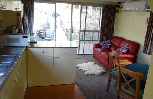 Brimin Cabin | Billabong Lodge - permanently moored houseboat
