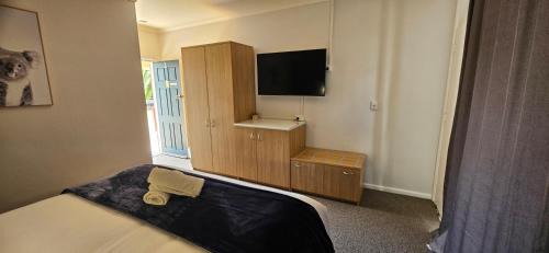 Gunnedah Hotel | Cozy Billabong Motel: Oceanfront Escape with Pool Access