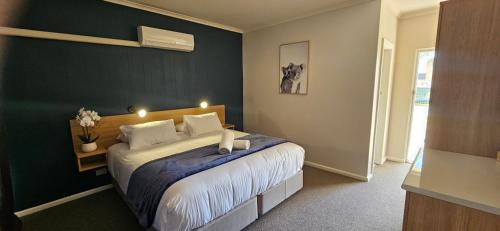 Gunnedah Hotel | Cozy Billabong Motel: Oceanfront Escape with Pool Access