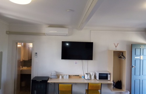 Gunnedah Hotel | Relax at Billabong Motel with Pool and Family-Friendly Dining