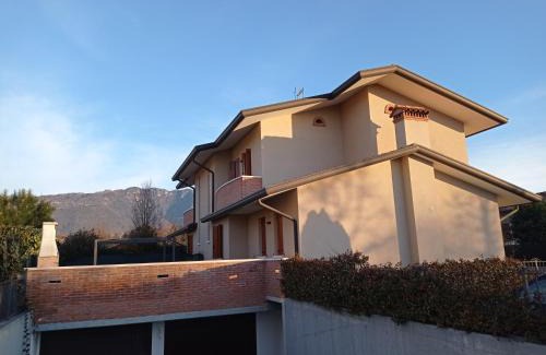 Romano d'Ezzelino Apartment | Explore Billiard House: Relaxing Pool Retreat Awaits