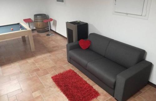 Romano d'Ezzelino Apartment | Explore Billiard House: Relaxing Pool Retreat Awaits