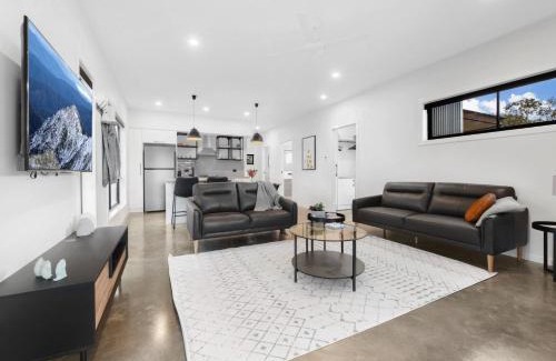 Hill Top House | Family-Friendly Getaway at Billy Button Retreat - Rated 8.8/10